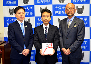 (右から)佐藤代表取締役,高見経済学部長,<br />後藤支店長