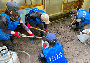民家周辺の泥出し作業を行う学生 <br />(9月25日庄内町)