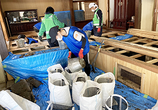 民家の床下の泥出し作業を行う学生 <br />(9月25日庄内町)